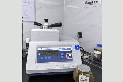 Macchina per intarsio metallografico